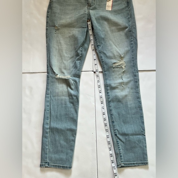 Universal Thread Women's Light Blue Mid-Rise Curvy Skinny Distressed Jeans Sz 4 - Picture 9 of 12